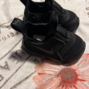 Black Nike tennis shoes